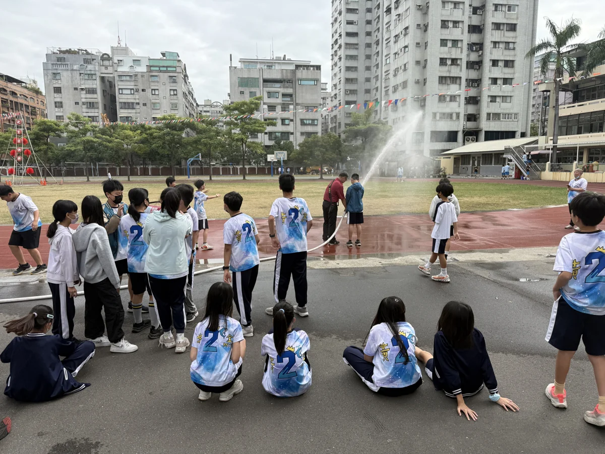 苓雅分隊前進復華雙語小學!學童穿消防衣、操作滅火器化防災為實戰