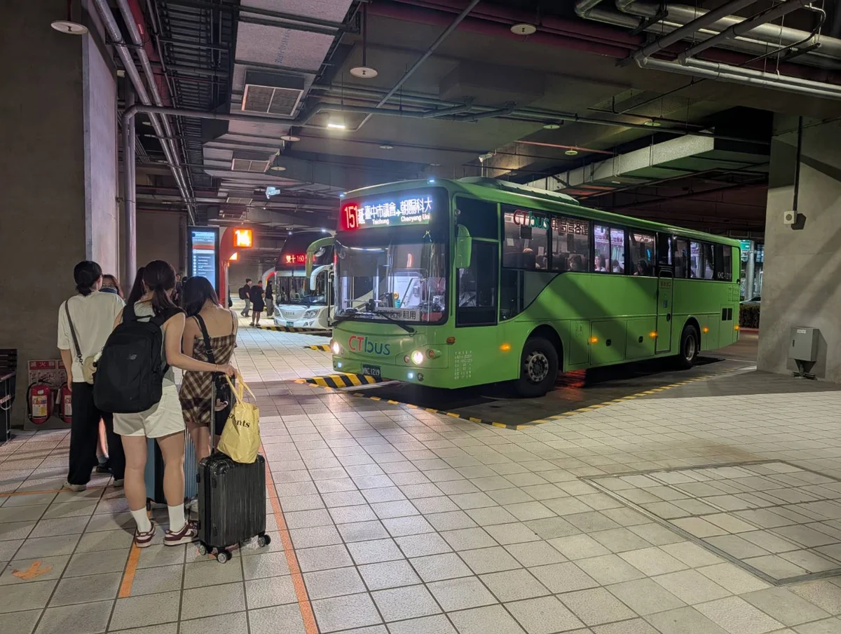 水湳轉運中心國慶疏運首戰告捷!高鐵台中站急派151路公車火速疏散返校潮