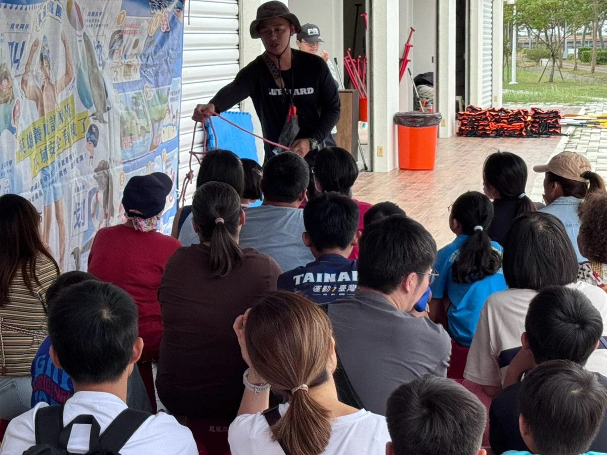 最小僅6歲!台南安南區辦水域安全訓練,近80名親師生體驗獨木舟學自救