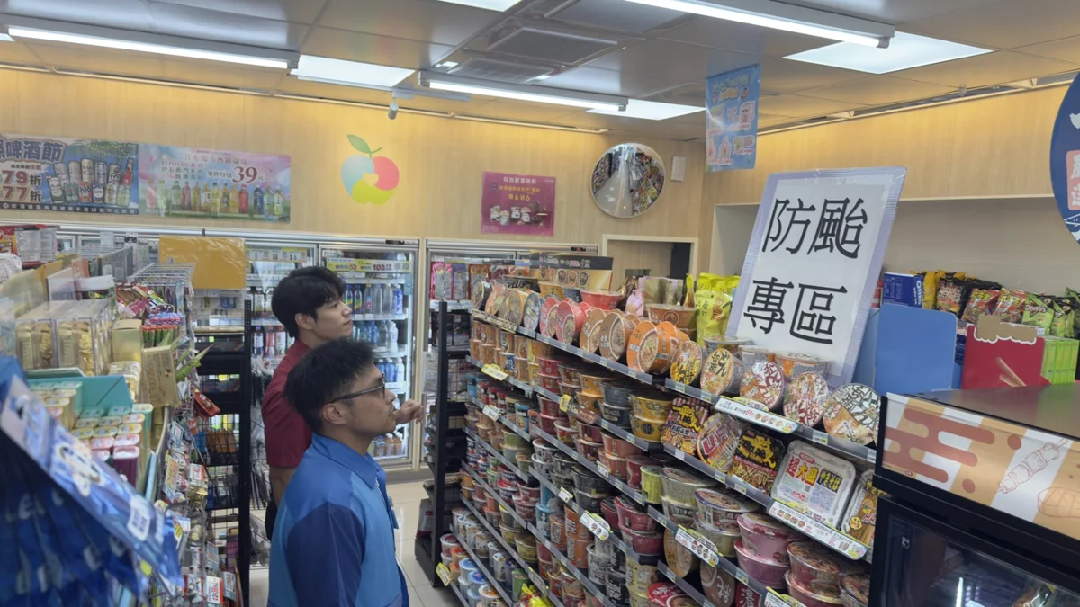 颱風季有備無患!茂林消防分隊攜手賣場設「防颱專區」 4大物資一次買齊