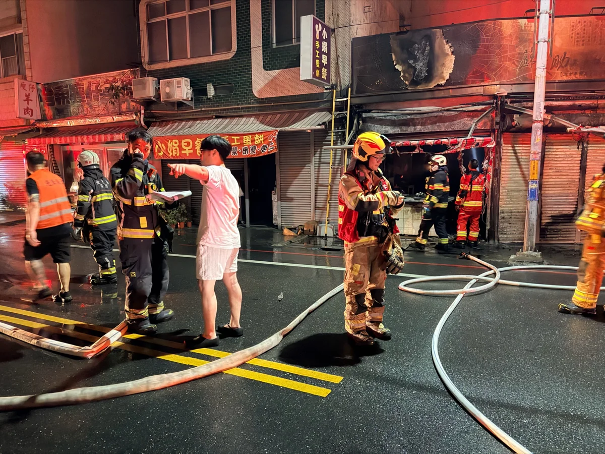 台東市寶桑路深夜惡火！知名素食麵攤起火 消防局急派57人撲滅