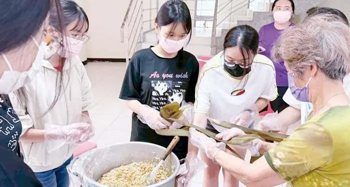 金門大學端午包粽傳遞溫情!境外生初體驗直呼:摺粽葉像幾何藝術
