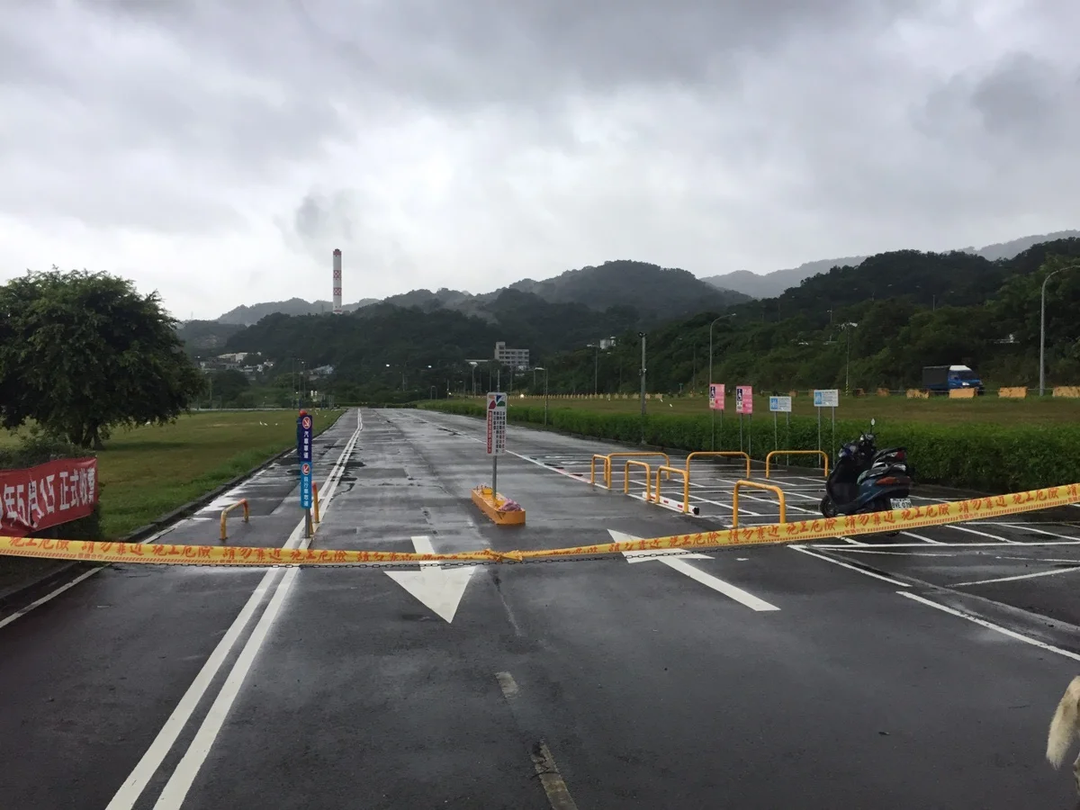 白海豚颱風逼近！新北高灘地停車場今12時起「只出不進」 16時強制拖吊