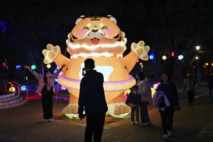 2026虎尾燈會點燈!萌虎IP「虎尾虎」亮相,一路閃耀到3月