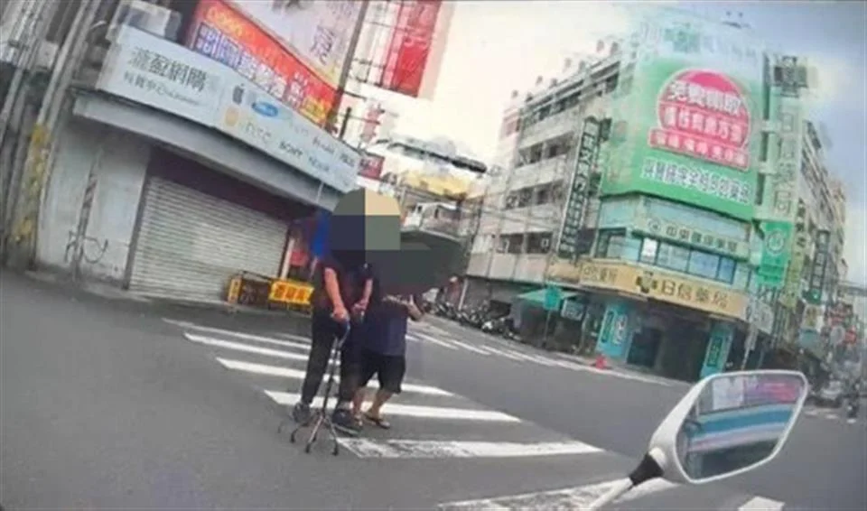 暖心畫面曝!老翁拄拐杖過馬路險遭車陣困 員林警秒現身擋車護航