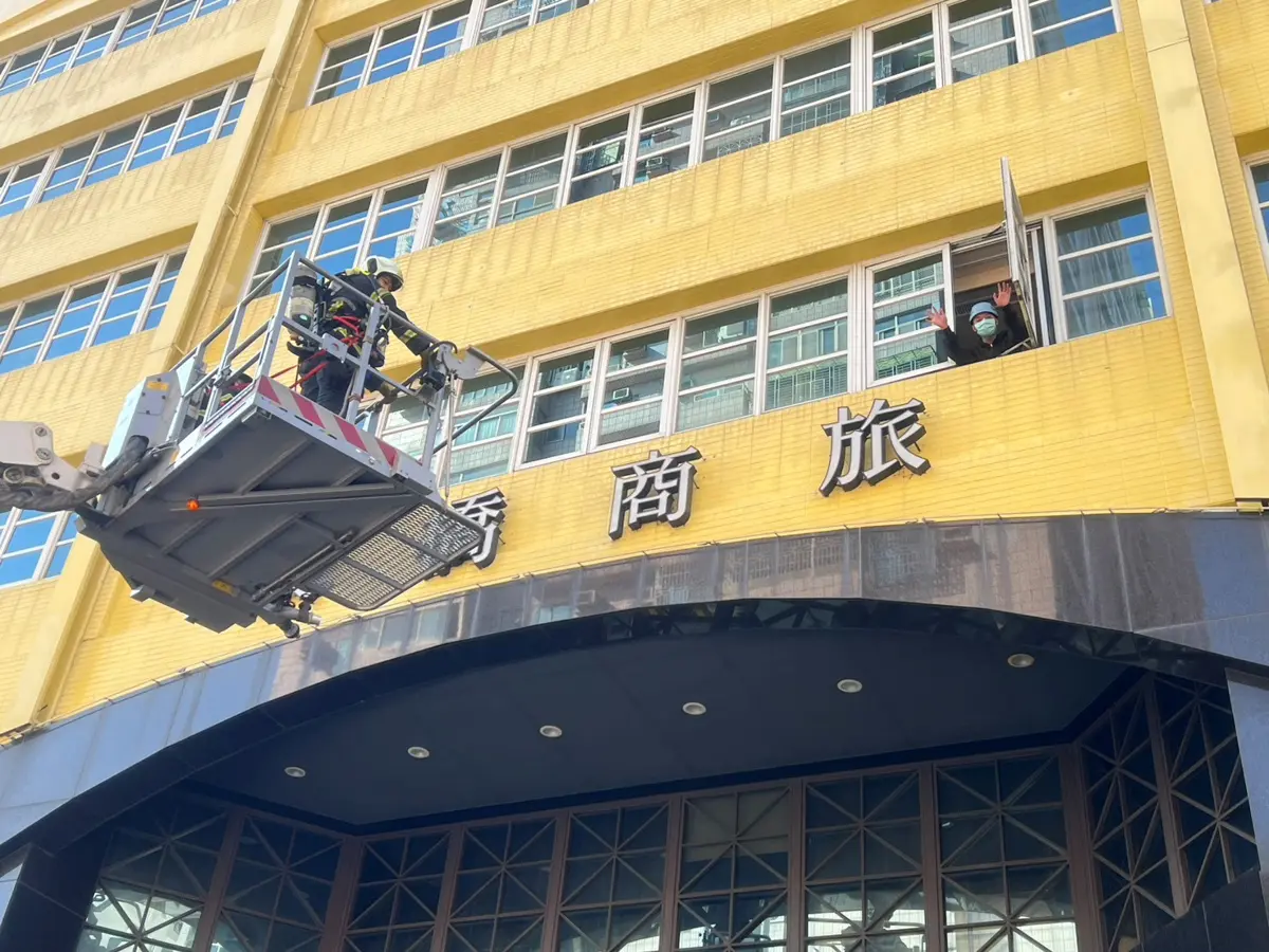 春節出遊住得安心嗎?高雄消防聯手旅宿業實戰演練 畫面曝光