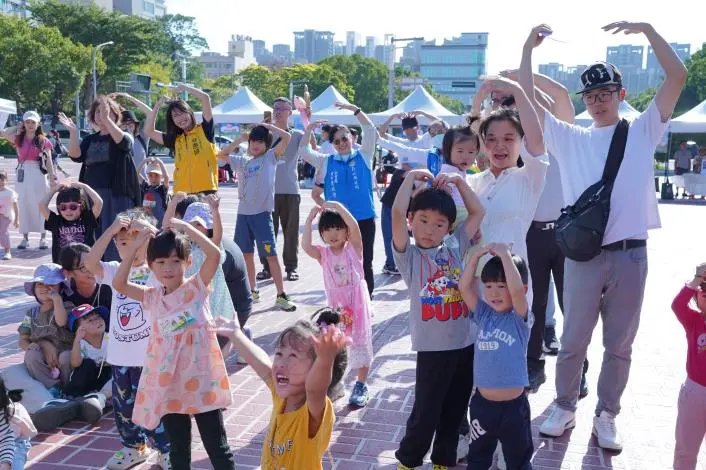 竹縣府廣場變身遊樂園!近500親子嗨玩「兒權嘉年華」 玩中學權利