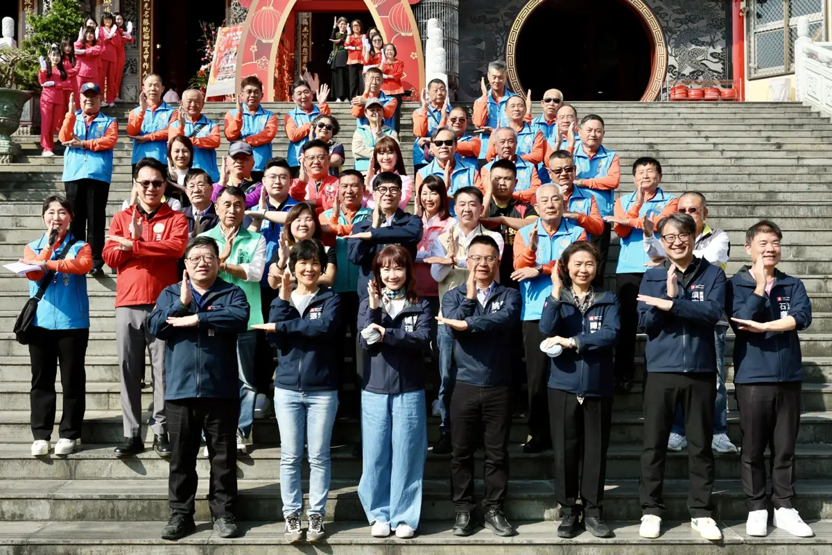 春節走春!陳其邁高雄連跑6廟發紅包,民眾搶拍「超人力霸王」手勢