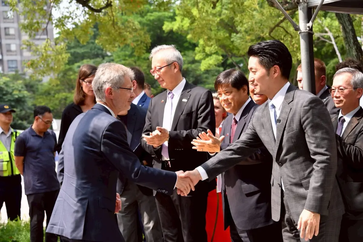 亞洲第三座「哈維爾長椅」落腳大安森林公園!蔣萬安:象徵臺捷民主對話新里程碑