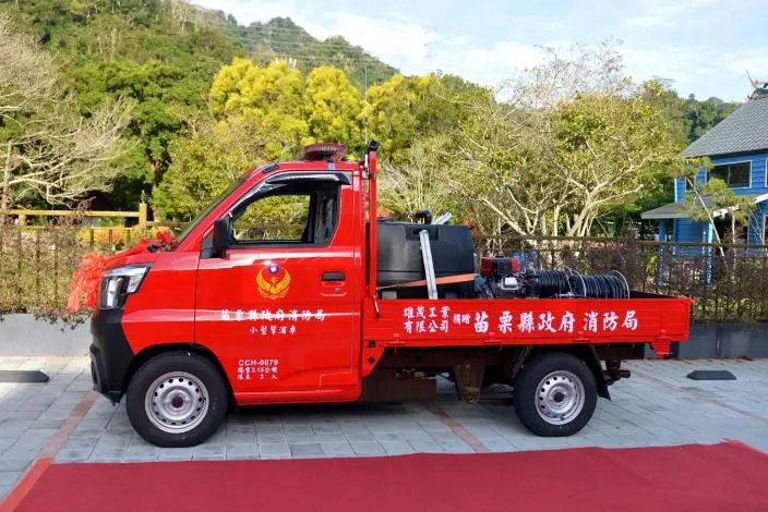 獅潭偏鄉救災添利器!在地企業雄茂工業捐贈80萬消防幫浦車