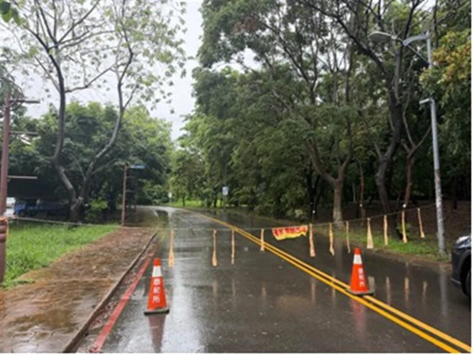 彰化市寶廍路涵洞因強降雨積水！警急拉封鎖線管制交通
