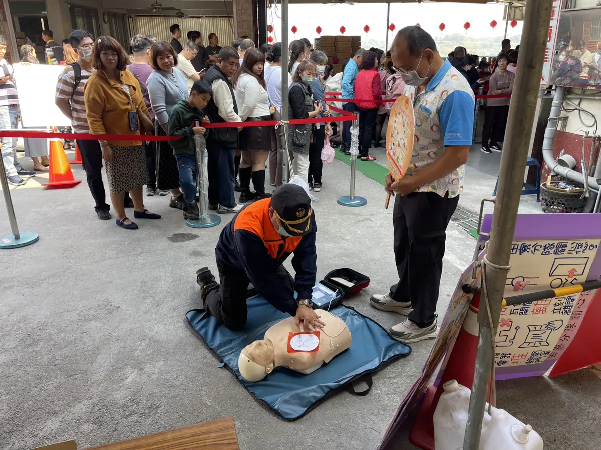 田寮福德祠湧人潮！陳其邁發馬年紅包，消防員現場教「救命術」CPR