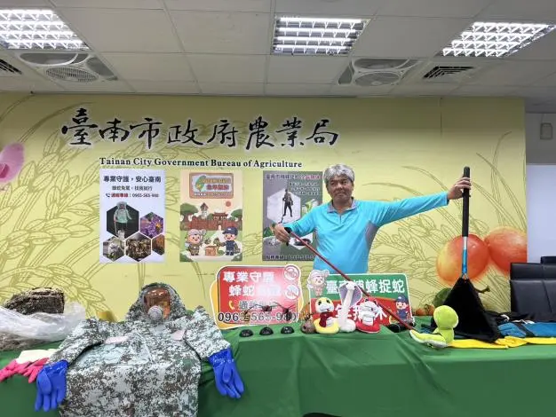 台南捕蜂捉蛇專線大公開!全年無休守護市民,一通電話就到