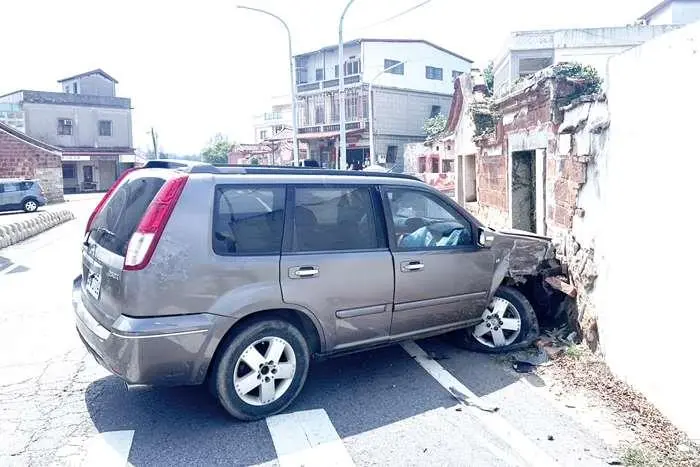 金門男稱「為閃動物」自撞民宅,警一測GG了!酒測值超標秒遭送辦