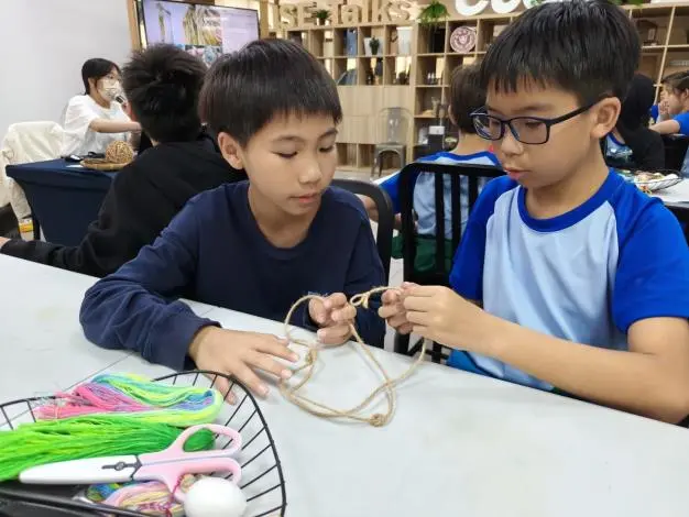 不只是手作課!臺南287名學童動手做「飛魚」,從纏繞線條中讀懂原民文化