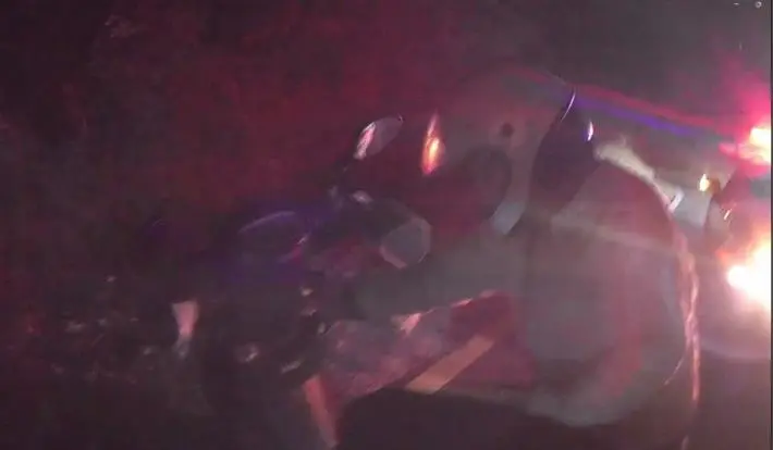 苗栗男騎士偏僻路段摔車!警深夜救援超暖心,一舉動讓他免於失溫危機