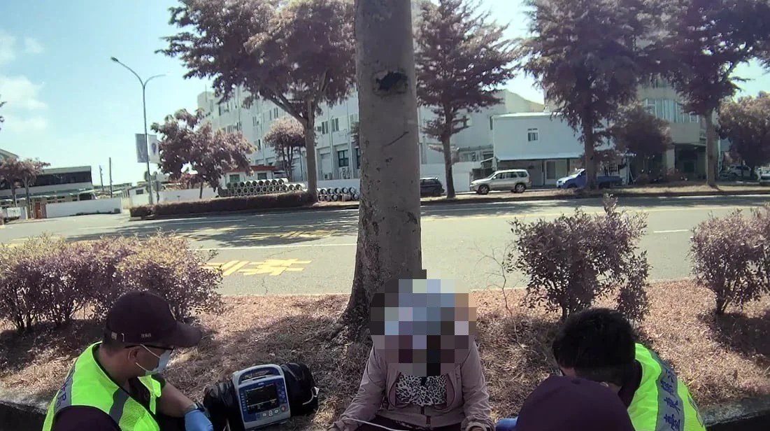 婦人烈日中暑癱坐分隔島!臺東暖警代騎機車護送返家