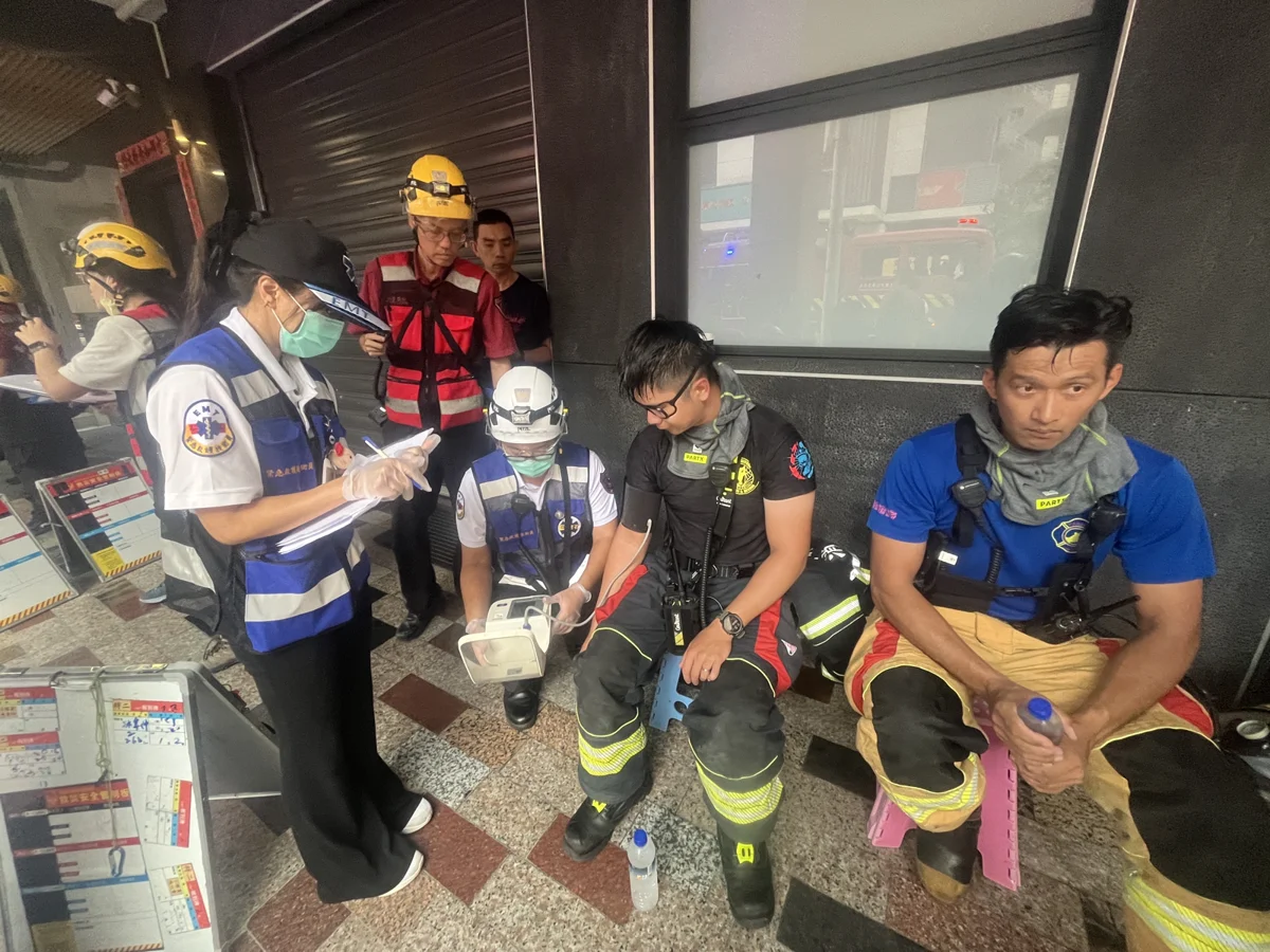 高雄前金區飯店狂竄濃煙?消防局出動14車緊急救援!真相曝光