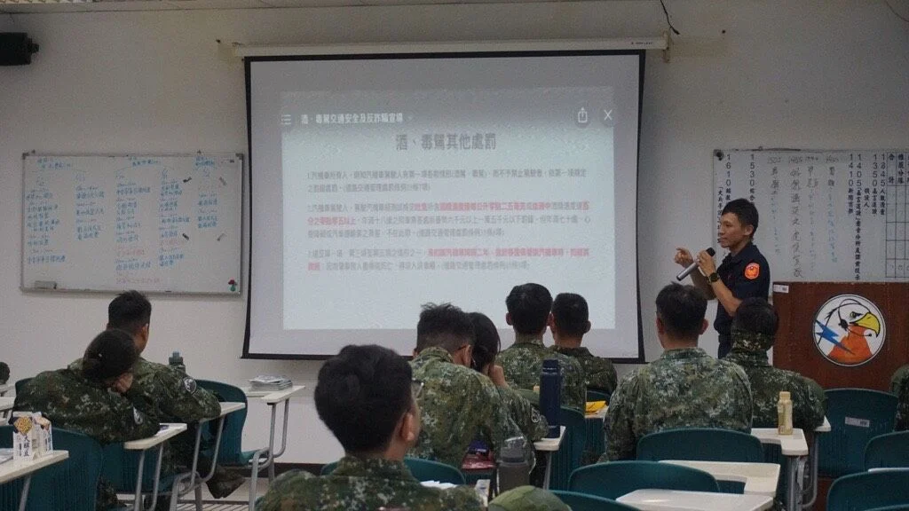 守護國軍安全!馬公警前進空軍基地宣導防詐與拒絕酒駕