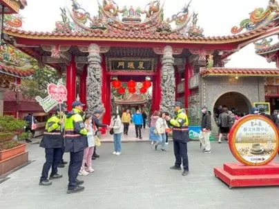 內湖碧山巖走春注意!警發限量「豐年賀歲」紅包袋,同步宣導交安、防詐保平安
