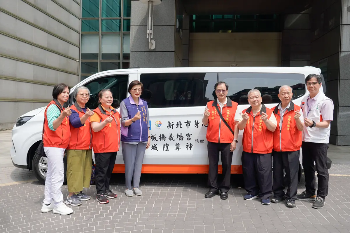 城隍爺指示!板橋義橋宮捐贈「雙輪椅」復康巴士,新北第901輛溫暖上路