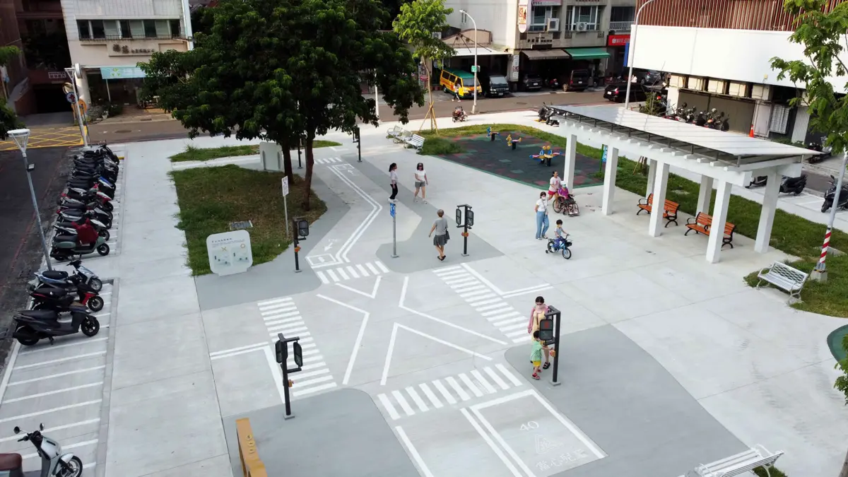 左營親子新景點!忠言公園變身「迷你駕訓班」,模擬道路讓萌娃學交通安全