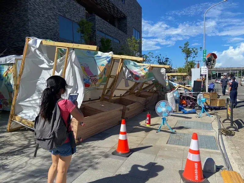 桃園世客博受颱影響!大型裝置急洩氣、展區棚架被風掀翻