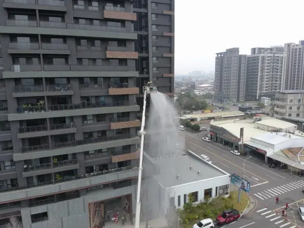挑戰極限!苗栗消防竹南24層高樓實兵演練,消防員全副武裝負重登頂畫面曝光