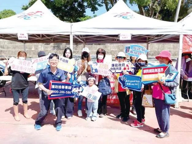 金門園遊會驚現「廉能彈珠台」!消防局出奇招,大人小孩排隊學防詐