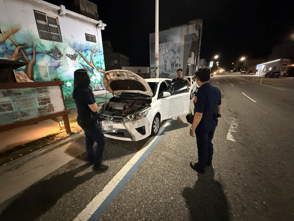 深夜車輛拋錨好無助!湖西警化身修車員「神救援」助返家