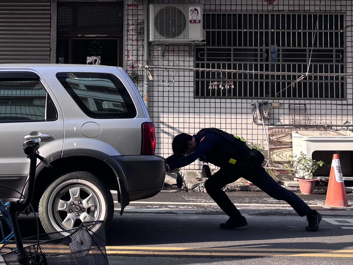 驚險!車輛路中拋錨駕駛慌張 彰化社頭警使出「洪荒之力」徒手推車解圍