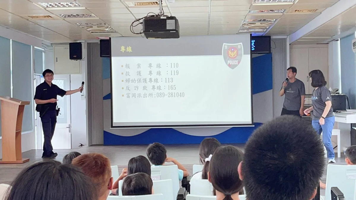 陌生人給的東西別碰!富岡警前進校園反毒,傳授學童防毒自保「必看」重點