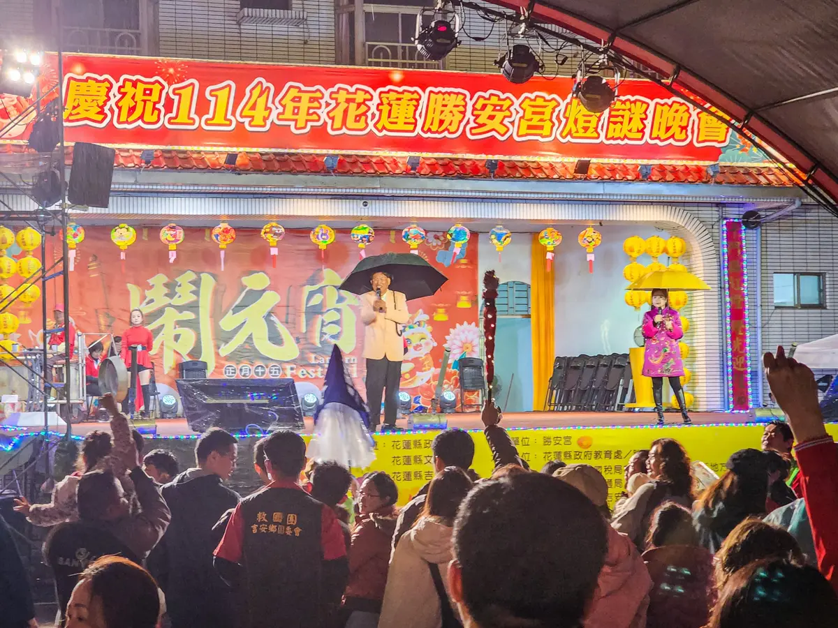 花蓮勝安宮燈謎挑戰趣 元宵夜人潮湧現 熱鬧氣氛迎新春