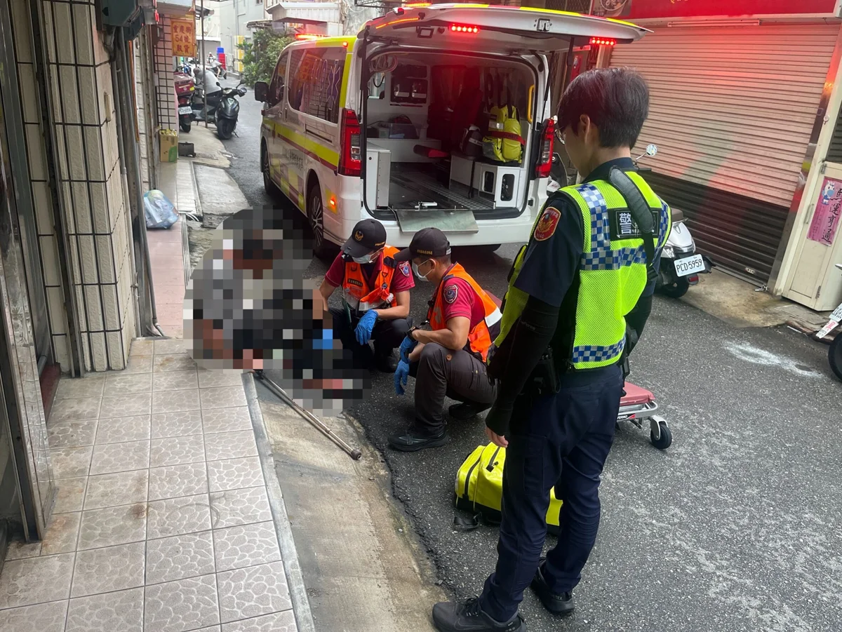 老翁腳腫無力癱坐人行道！馬公警暖心救援急送醫
