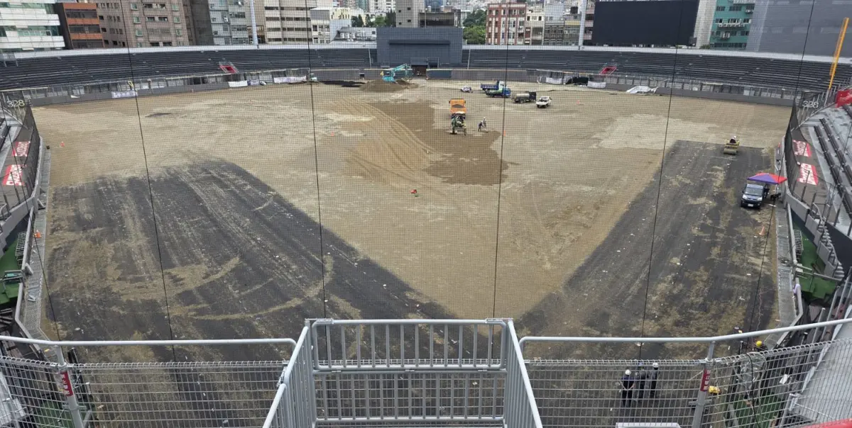 新竹棒球場最新進度!外野鋪設收尾、人工草皮將進場 市府曝下一步計畫