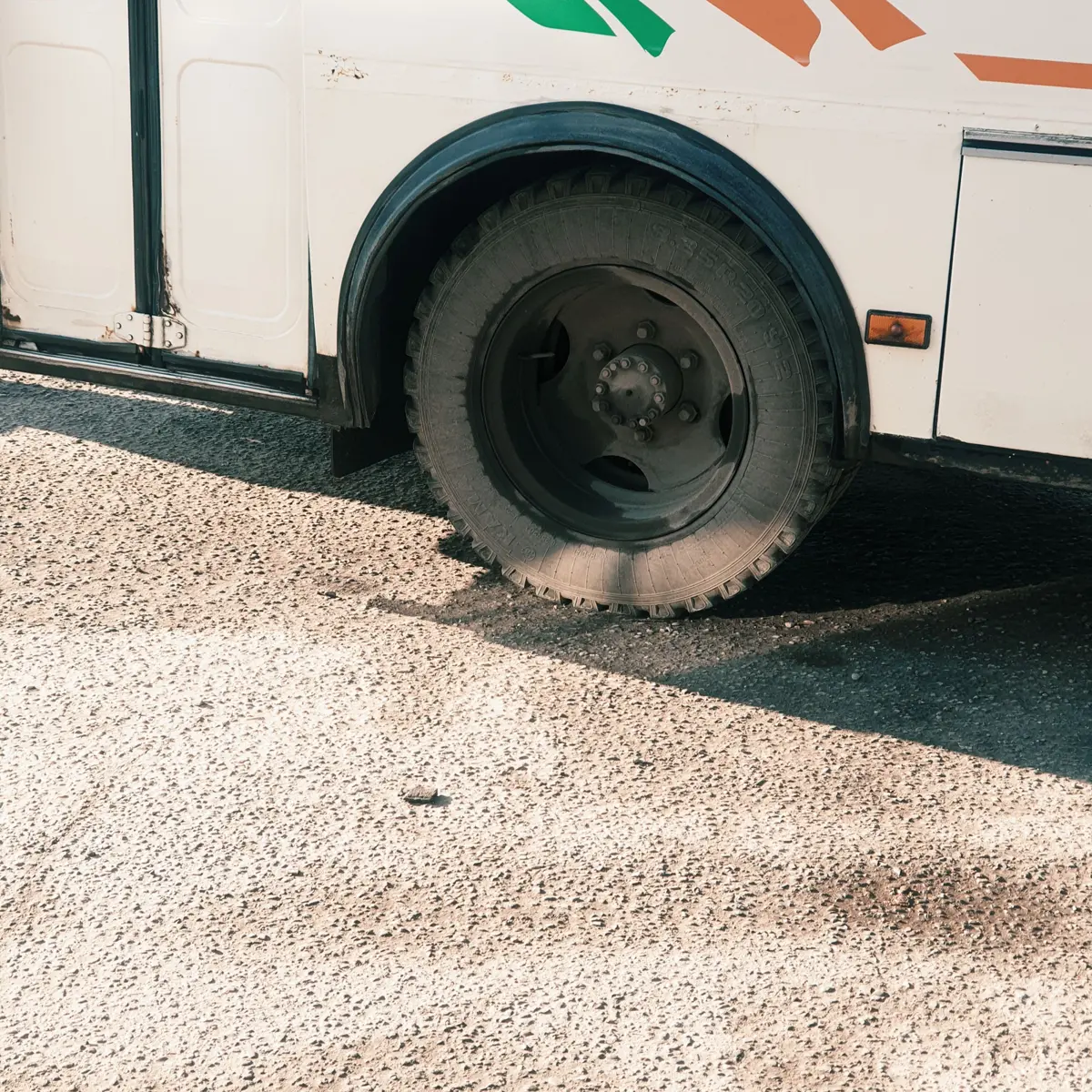 愛國西路驚悚事故:行人不幸遭公車撞擊身亡