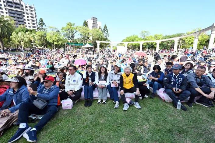 頭份民歌會湧人潮!萬人大合唱《月亮代表我的心》 縣長夫人陳美琦預告年底還有「山釀青春」