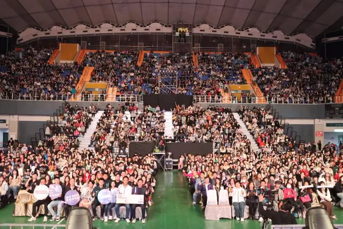 苗栗山釀青春演唱會嗨翻巨蛋!近萬人朝聖,鍾東錦盼培養「苗栗之光」