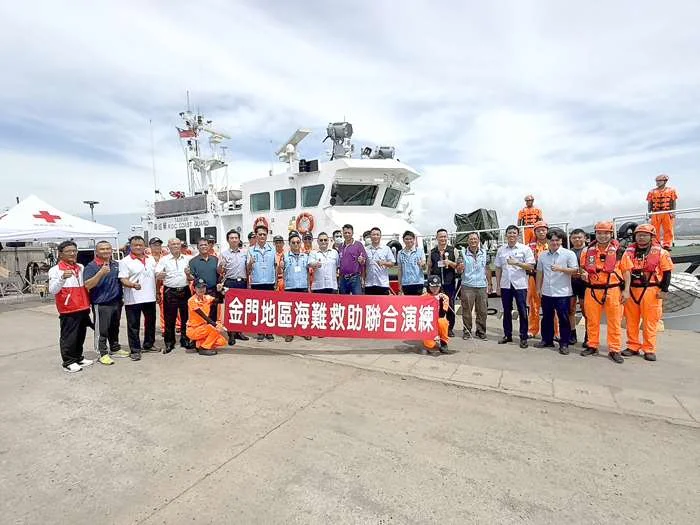 貨船起火、船員落海怎麼辦？金門料羅港海難演練逼真登場！