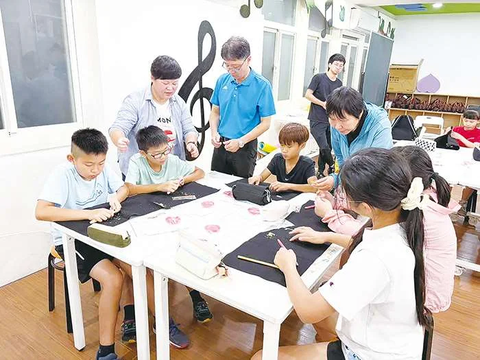 安瀾國小學童化身小工匠!高粱桿變身創意畫筆,深耕金門在地文化