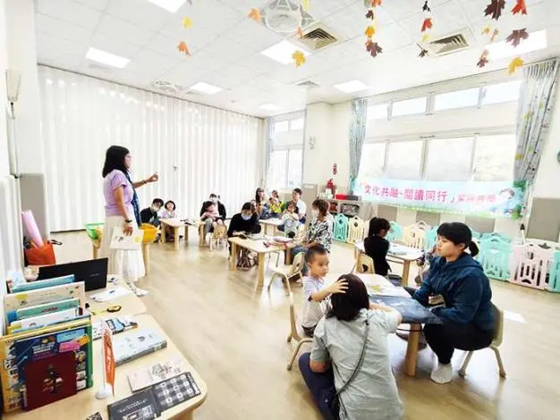 金門親子活動新選擇!新住民家庭共讀繪本、手作花磚溫馨畫面曝