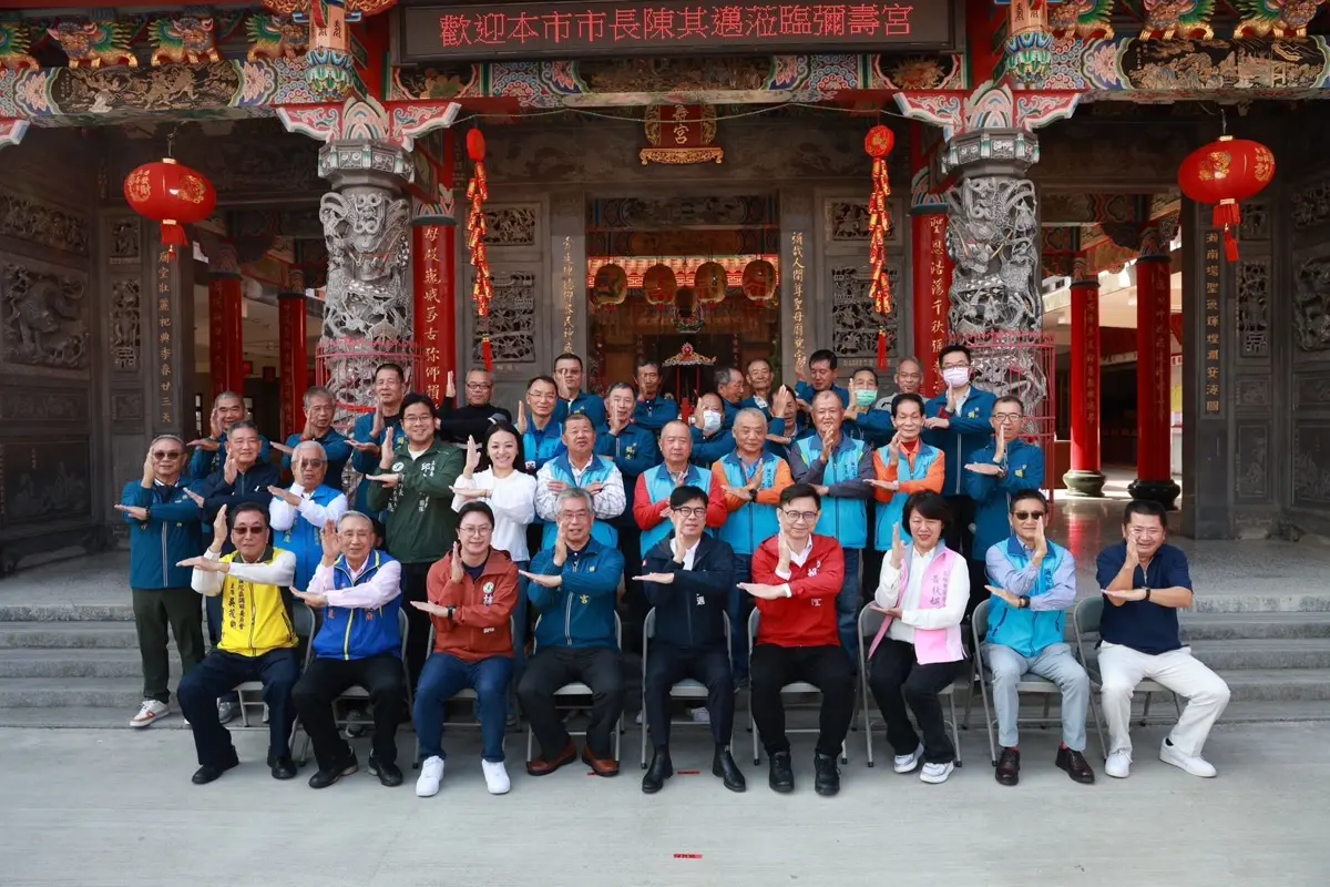 大年初二拜廟發紅包!陳其邁喊話中央:總預算再不過,高雄8億建設恐卡關