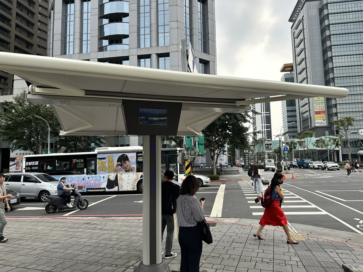 板橋車站新風景!全國首創「自動遮陽傘」啟用,行人等紅燈不怕曬
