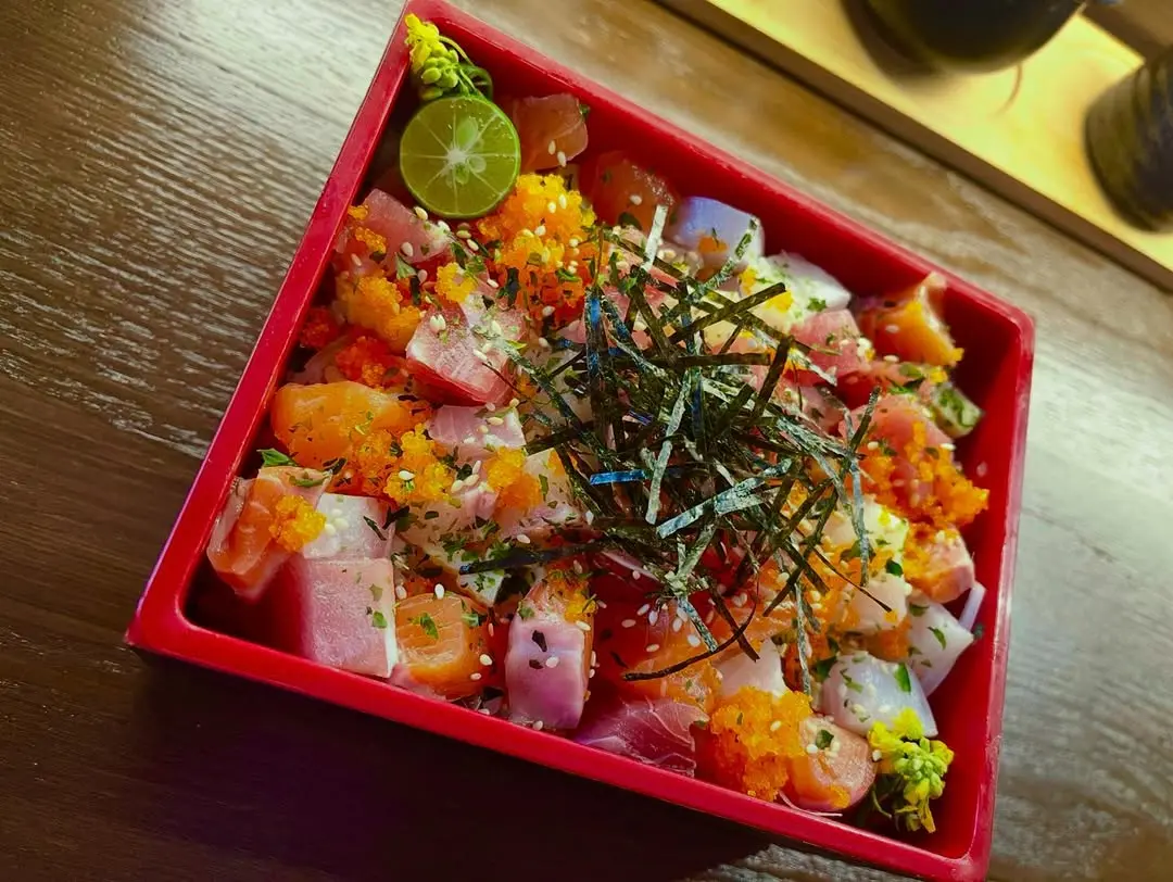 鮭魚控天堂!「鮭之助」日料小店擄獲龜山人 生魚片超鮮甜、聊天氣氛超療癒