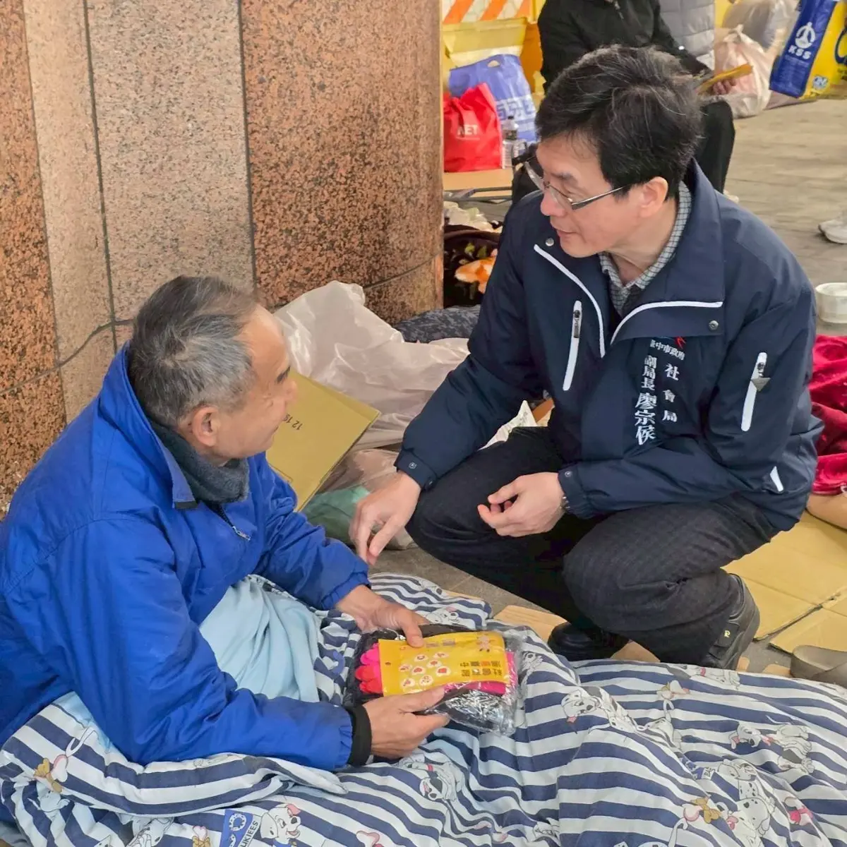 台中急凍12度！社工寒夜救援 霧峰街友「阿忠」一席話告別流浪人生