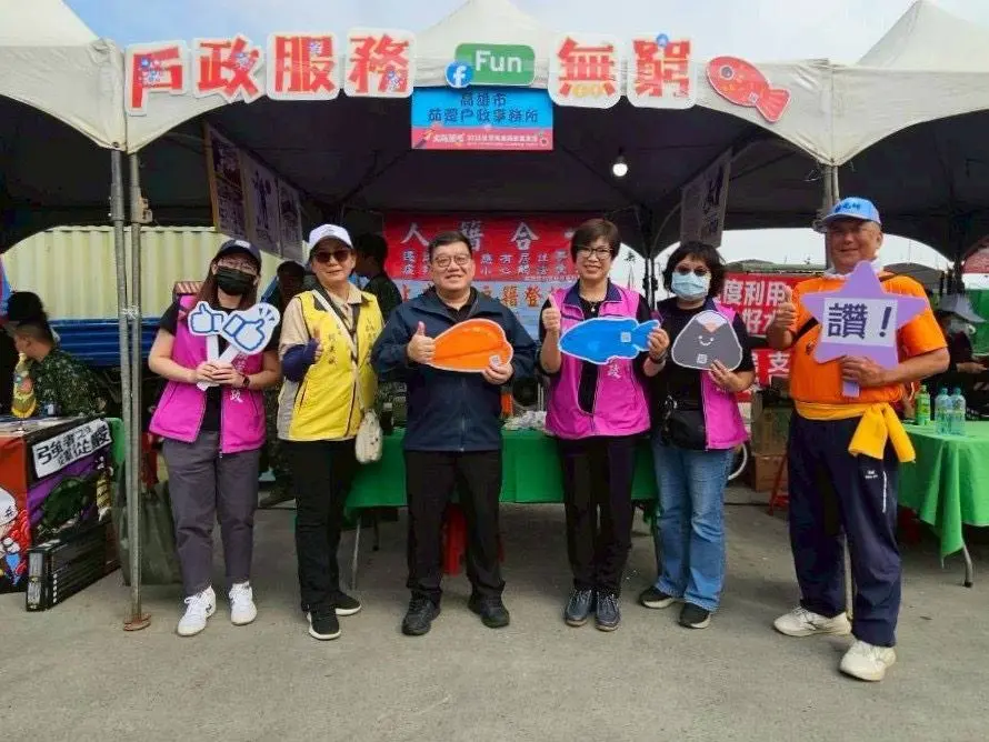 興達港烏魚季不只吃海鮮！茄萣戶政設攤送好禮，民眾大讚「太親民」