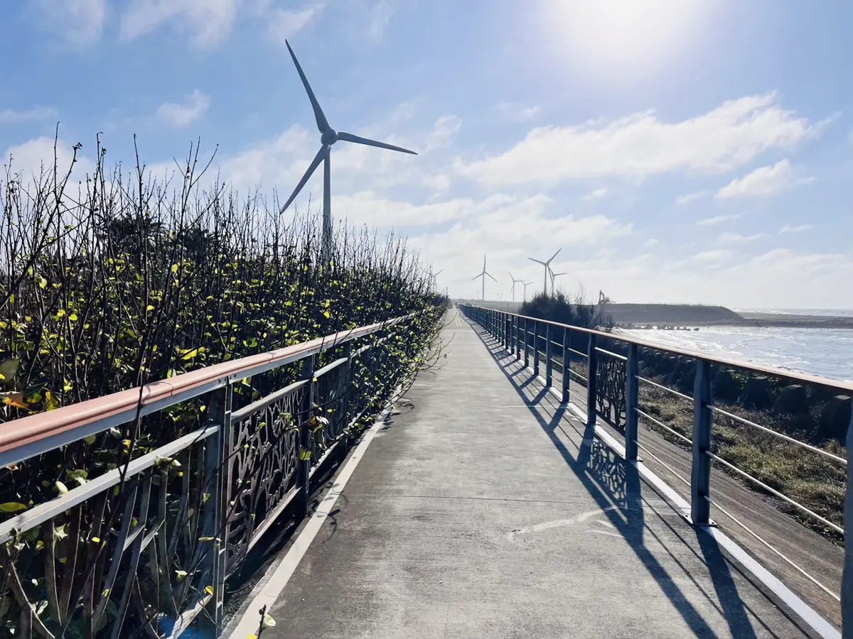 台中海線更好騎了!市府砸千萬翻新濱海自行車道,大甲段580米欄杆換新裝