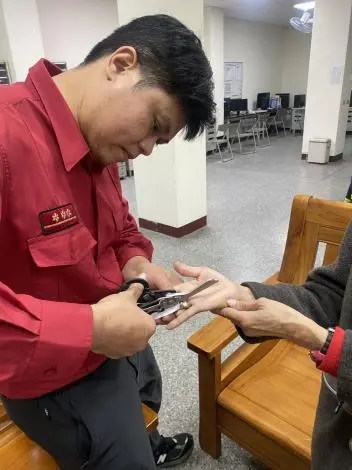 戒指卡死變「甜不辣手」!苗栗男深夜求助消防隊 靠一招神速解圍