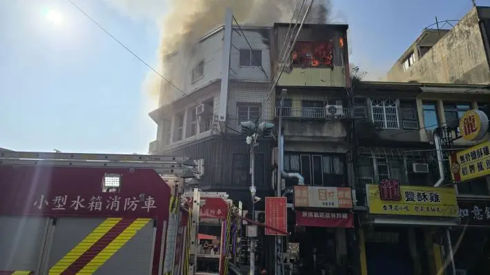 頭份驚魂!教師節連假清晨惡火竄燒2棟民宅,濃煙蔽日畫面曝光