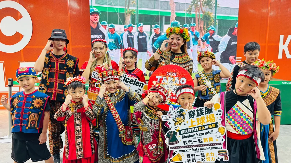 高雄原民日超熱血！台鋼雄鷹主場大玩族服應援，首創阿美族語直播嗨翻全場